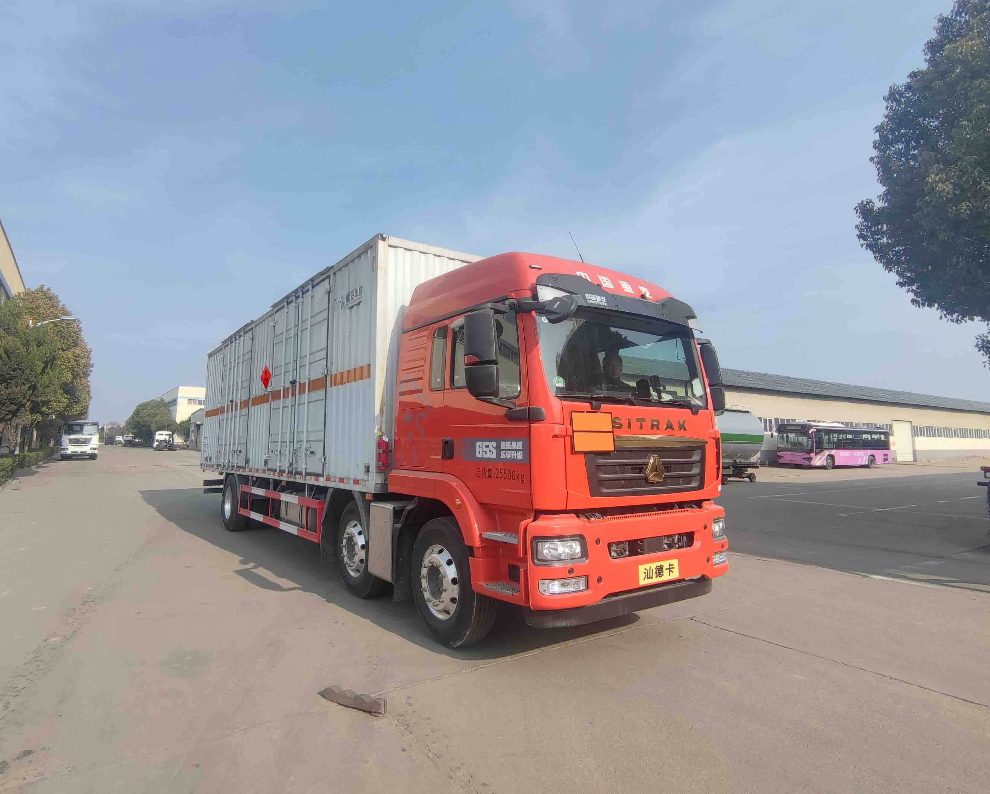 華威馳樂牌SGZ5260XRYZZ6C5易燃液體廂式運(yùn)輸車公告圖片
