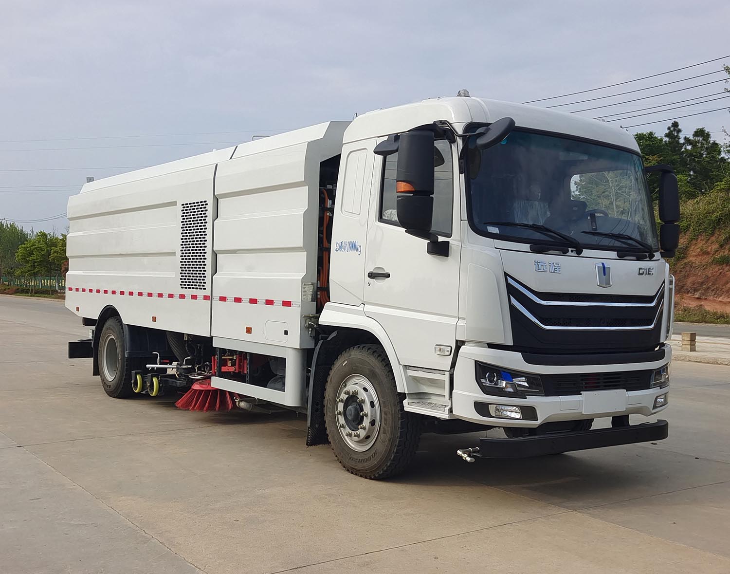 富巖汽車(chē)牌HWL5184TXSBEV純電動(dòng)洗掃車(chē)公告圖片