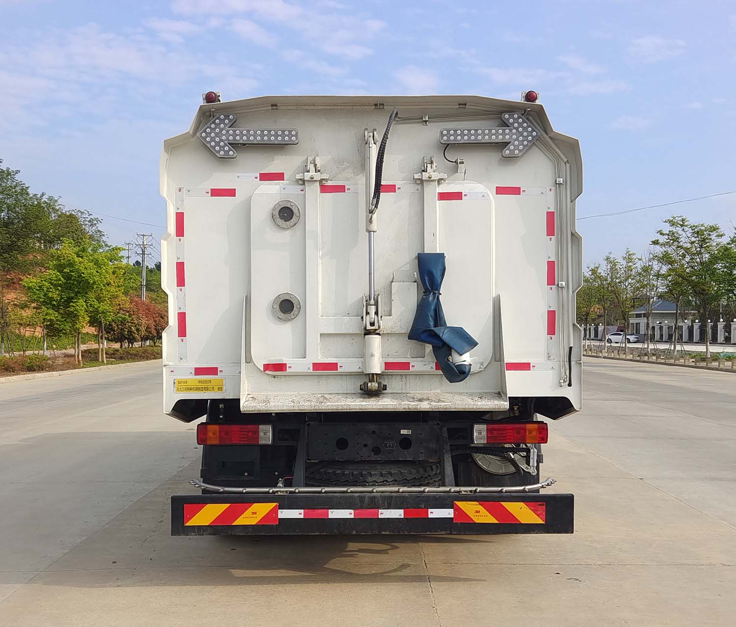 富巖汽車(chē)牌HWL5184TXSBEV純電動(dòng)洗掃車(chē)公告圖片