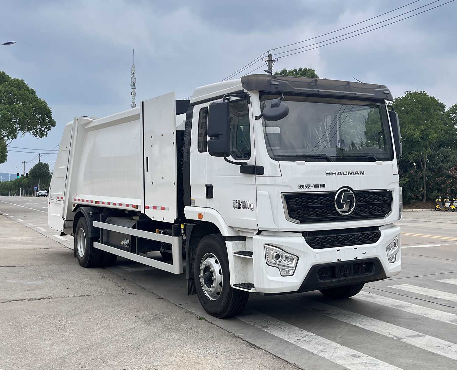 富巖汽車(chē)牌HWL5185ZYSBEV純電動(dòng)壓縮式垃圾車(chē)公告圖片