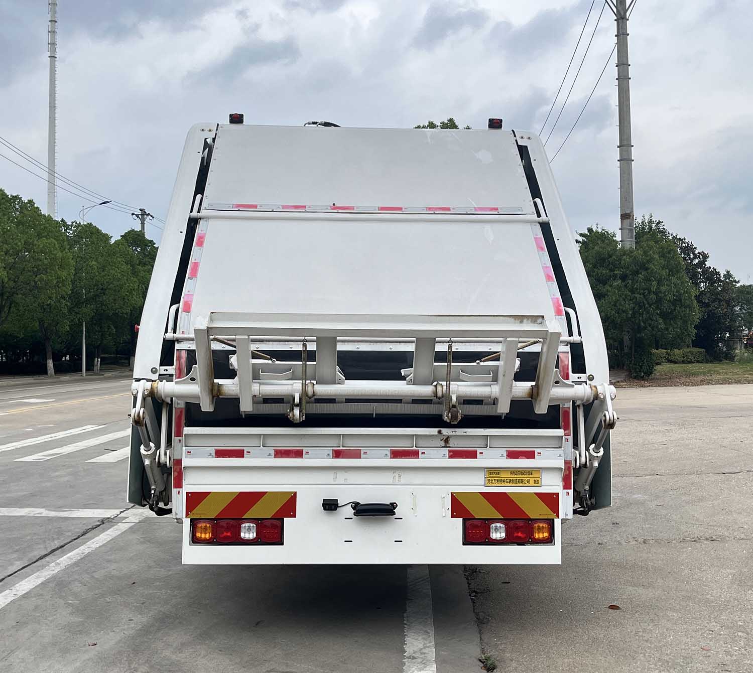 富巖汽車(chē)牌HWL5185ZYSBEV純電動(dòng)壓縮式垃圾車(chē)公告圖片