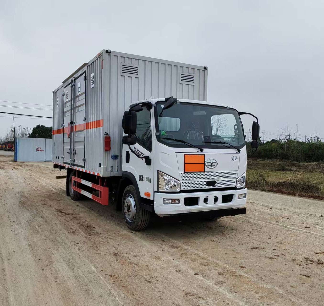 鼎宸騰興牌DCZ5120XRYCA6易燃液體廂式運輸車公告圖片