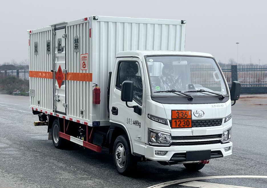 鼎宸騰興牌DCZ5040XRYSH6易燃液體廂式運(yùn)輸車公告圖片