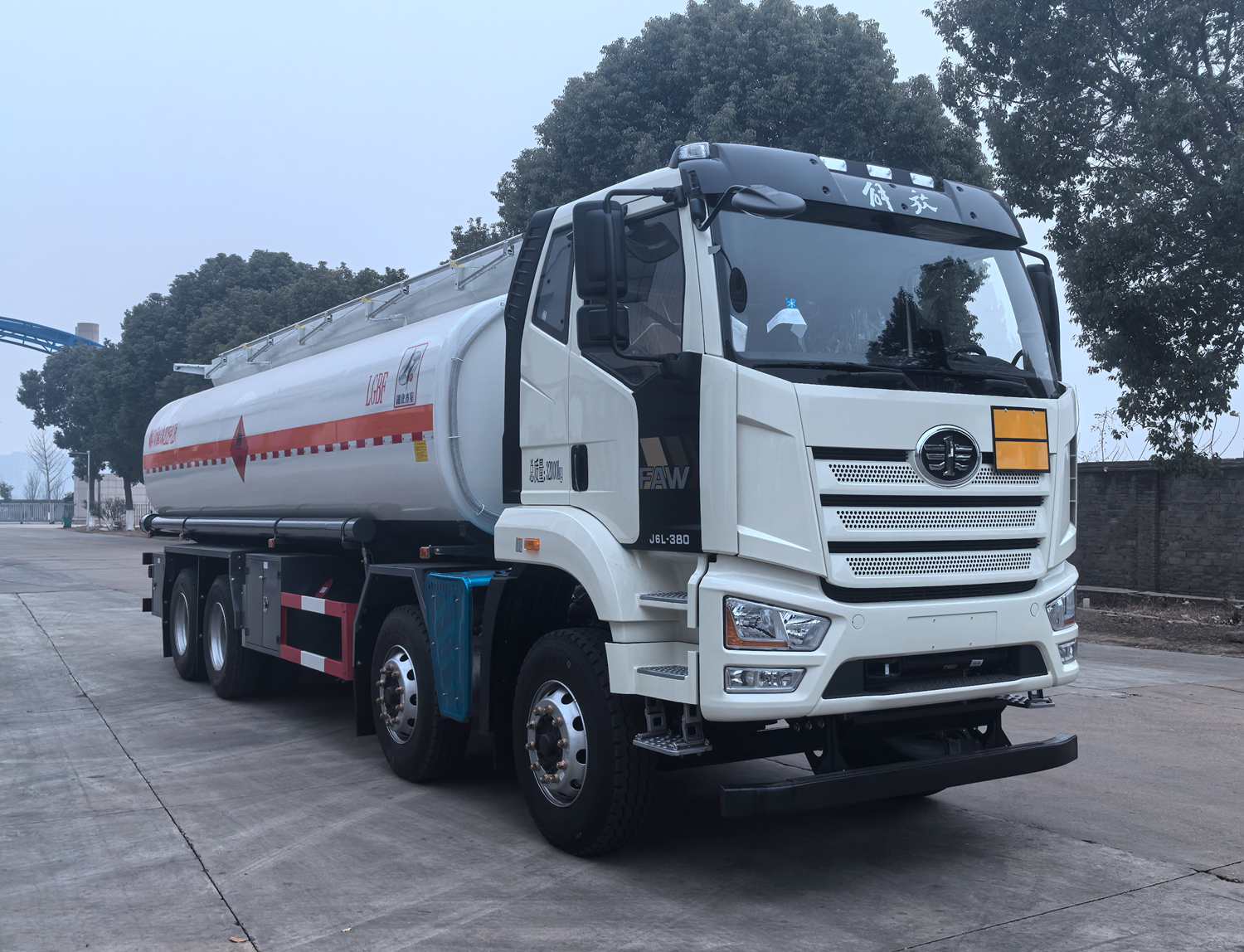 齊星牌QXC5320GRYC6Y易燃液體罐式運(yùn)輸車公告圖片