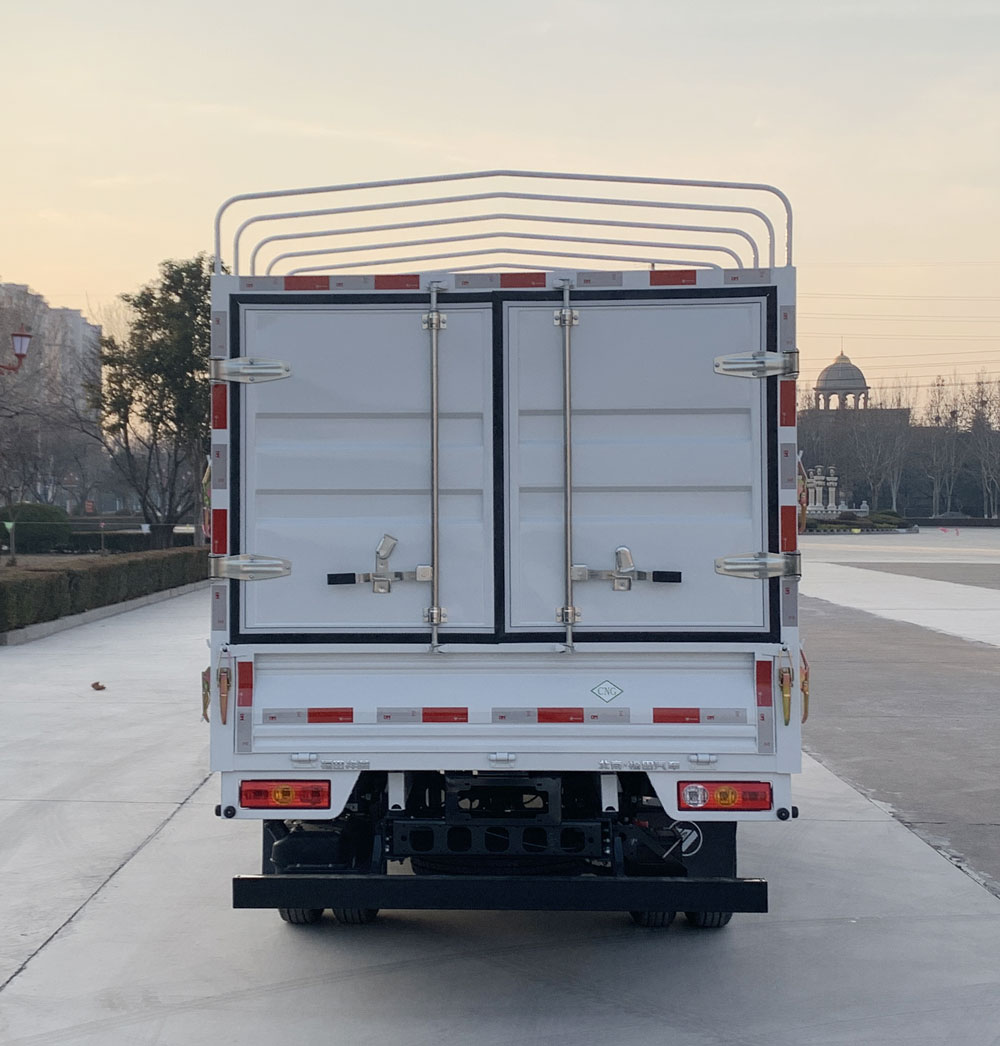 福田牌BJ5035CCY3AC6-33倉(cāng)柵式運(yùn)輸車公告圖片