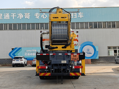 星通牌XTP5326THAZZ6現(xiàn)場(chǎng)混裝銨油炸藥車(chē)公告圖片