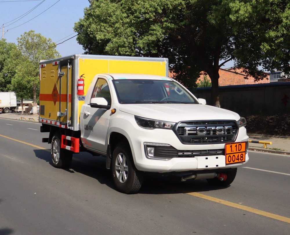 中汽力威牌HLW5040XQYBJ6爆破器材運(yùn)輸車公告圖片