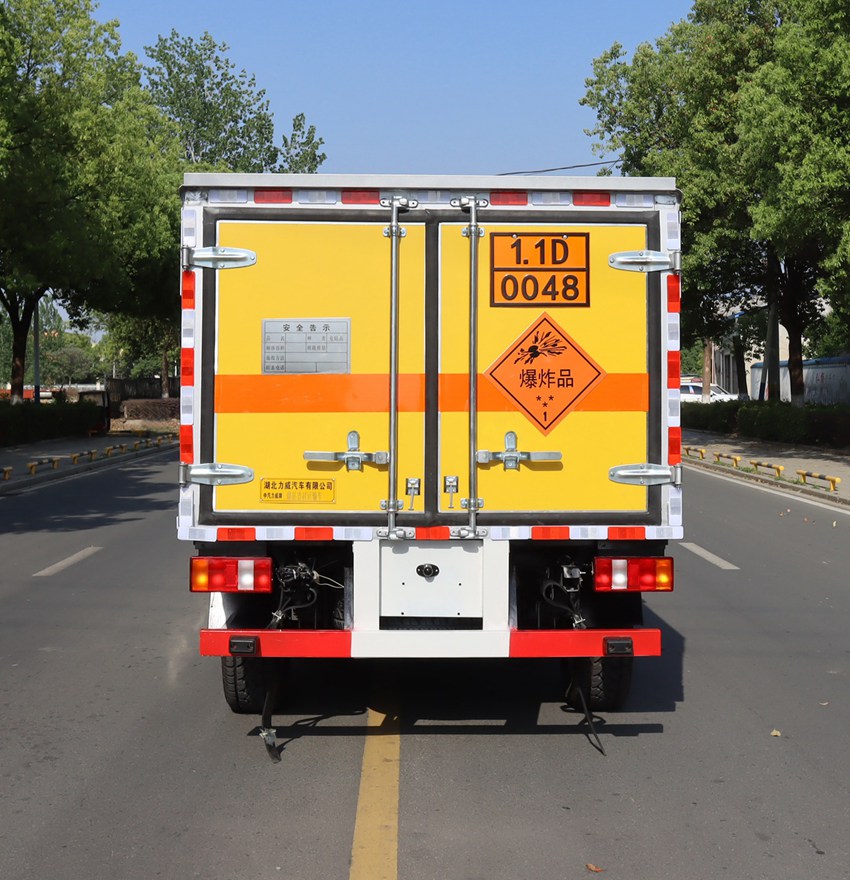 中汽力威牌HLW5040XQYBJ6爆破器材運(yùn)輸車公告圖片