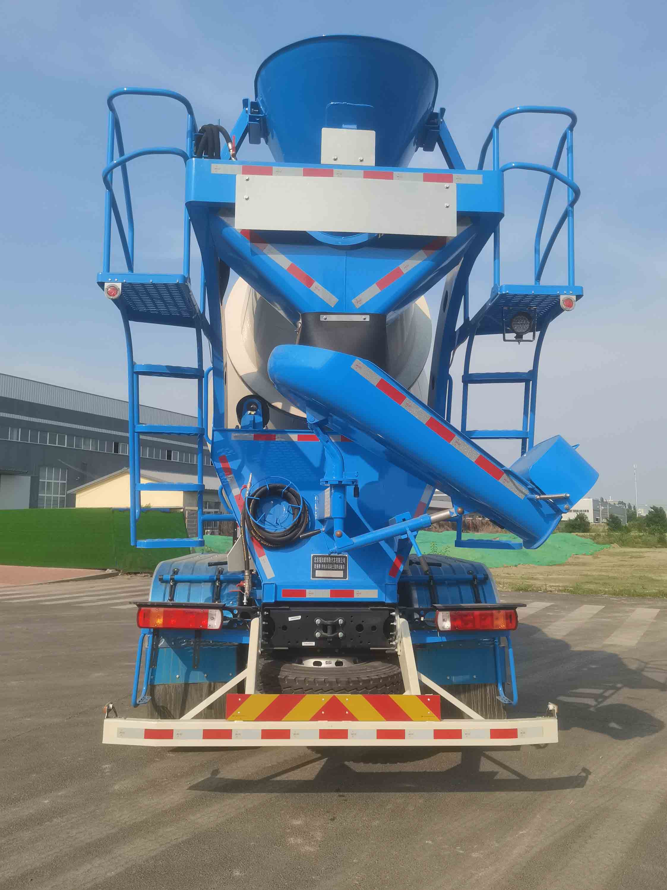 歐曼牌BJ5311GJBEVGRF-14純電動(dòng)混凝土攪拌運(yùn)輸車(chē)公告圖片