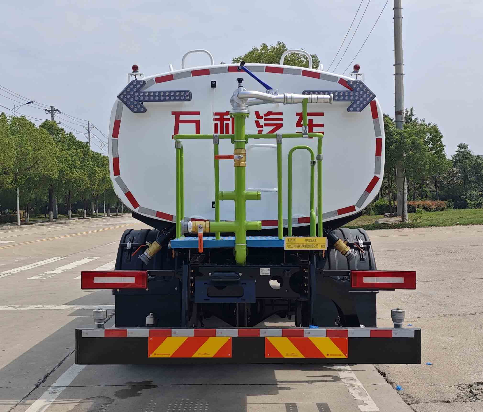富巖汽車(chē)牌HWL5181GSSDBEV純電動(dòng)灑水車(chē)公告圖片