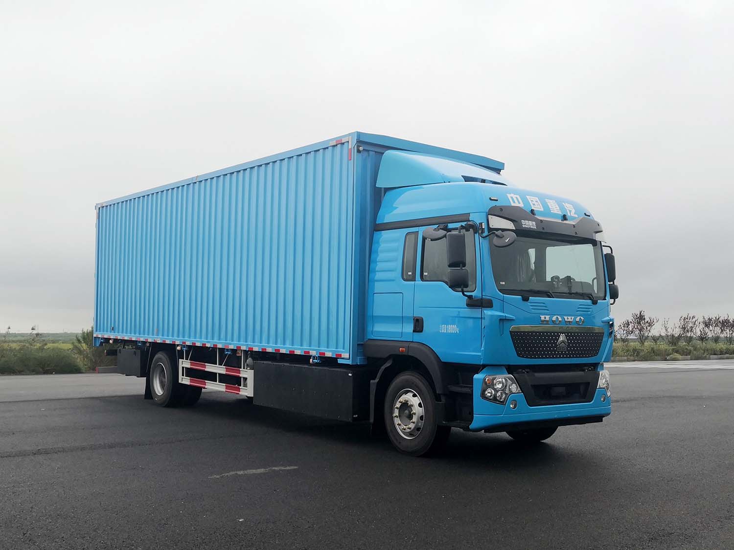 豪沃牌ZZ5187XYKN711GZ1BEV4E純電動翼開啟廂式貨車公告圖片
