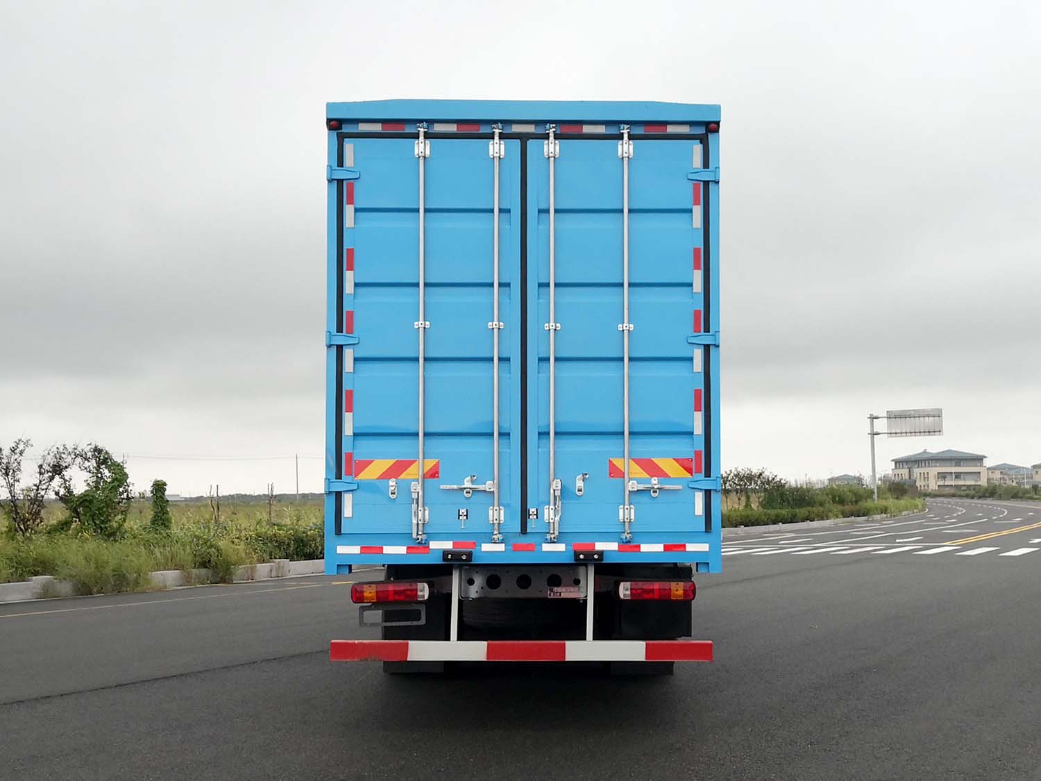 豪沃牌ZZ5187XYKN711GZ1BEV4E純電動翼開啟廂式貨車公告圖片