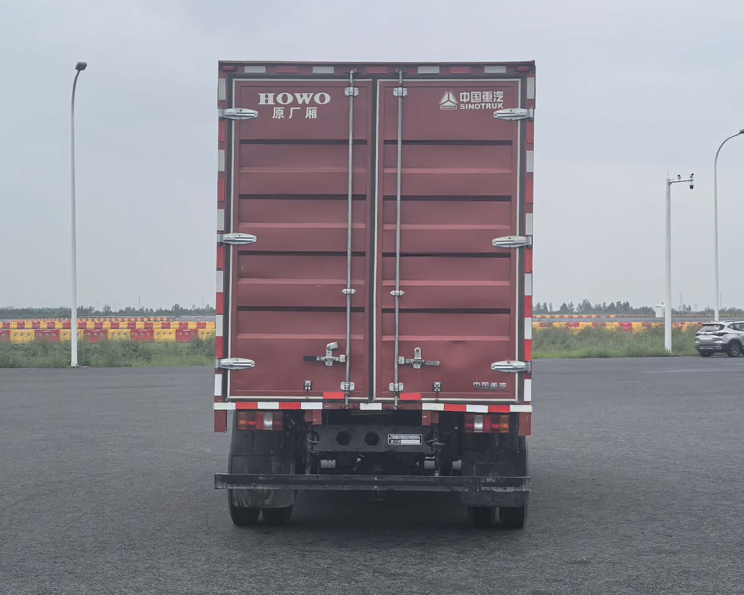豪沃牌ZZ5047XXYV3515Z145BEVU純電動廂式貨車公告圖片