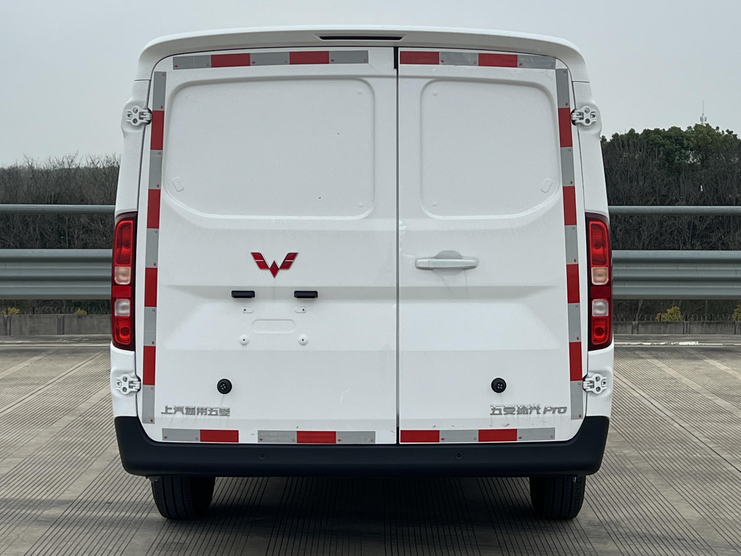 五菱牌LZW5034XXYBEVA1純電動廂式貨車公告圖片