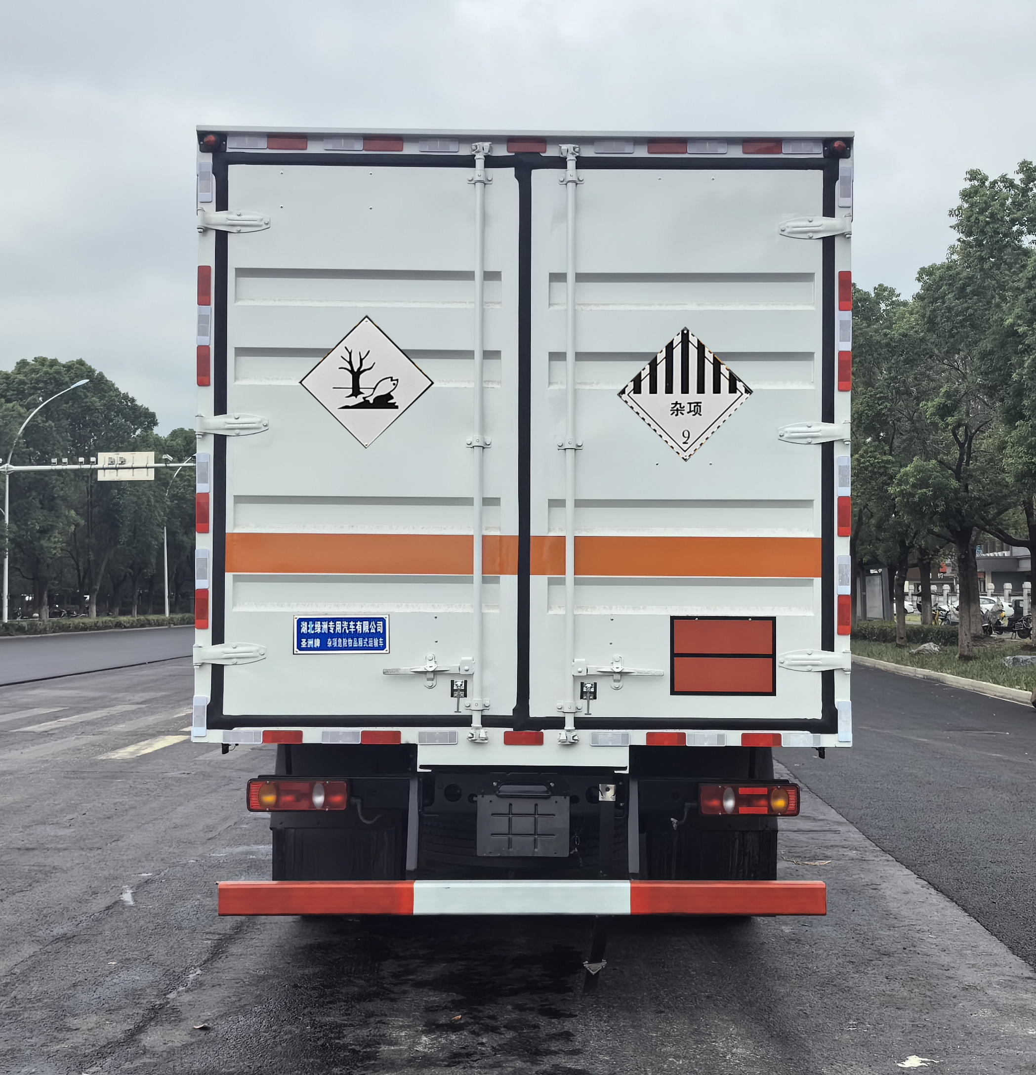 圣洲牌LVZ5121XZWDFV6雜項(xiàng)危險物品廂式運(yùn)輸車公告圖片