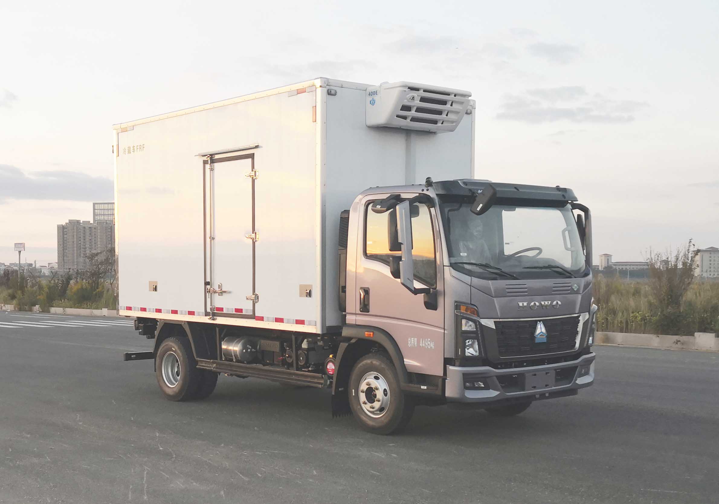豪沃牌ZZ5047XLCK3615F145LREEV1E插電式增程混合動力冷藏車公告圖片