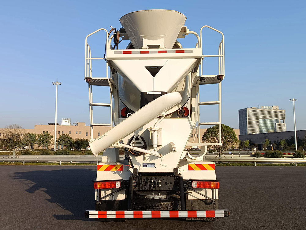 歐曼牌BJ5311GJBEVGRF-17純電動(dòng)混凝土攪拌運(yùn)輸車公告圖片