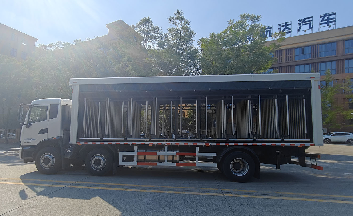 卓昂牌BRT5250XLTDF輪胎運(yùn)輸車公告圖片