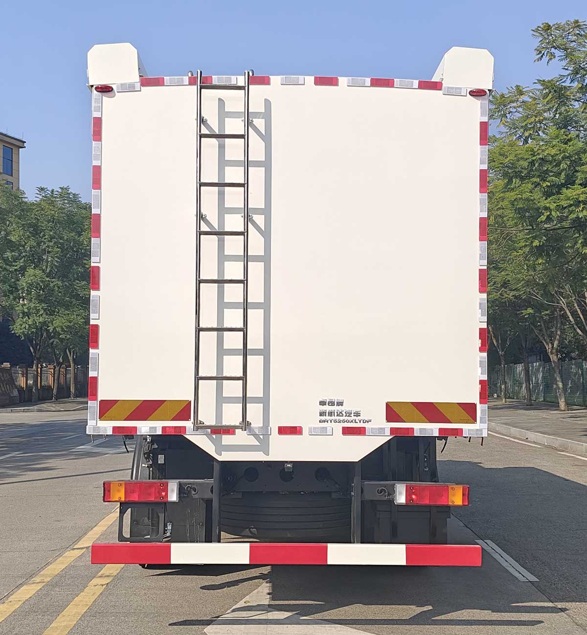 卓昂牌BRT5250XLTDF輪胎運(yùn)輸車公告圖片