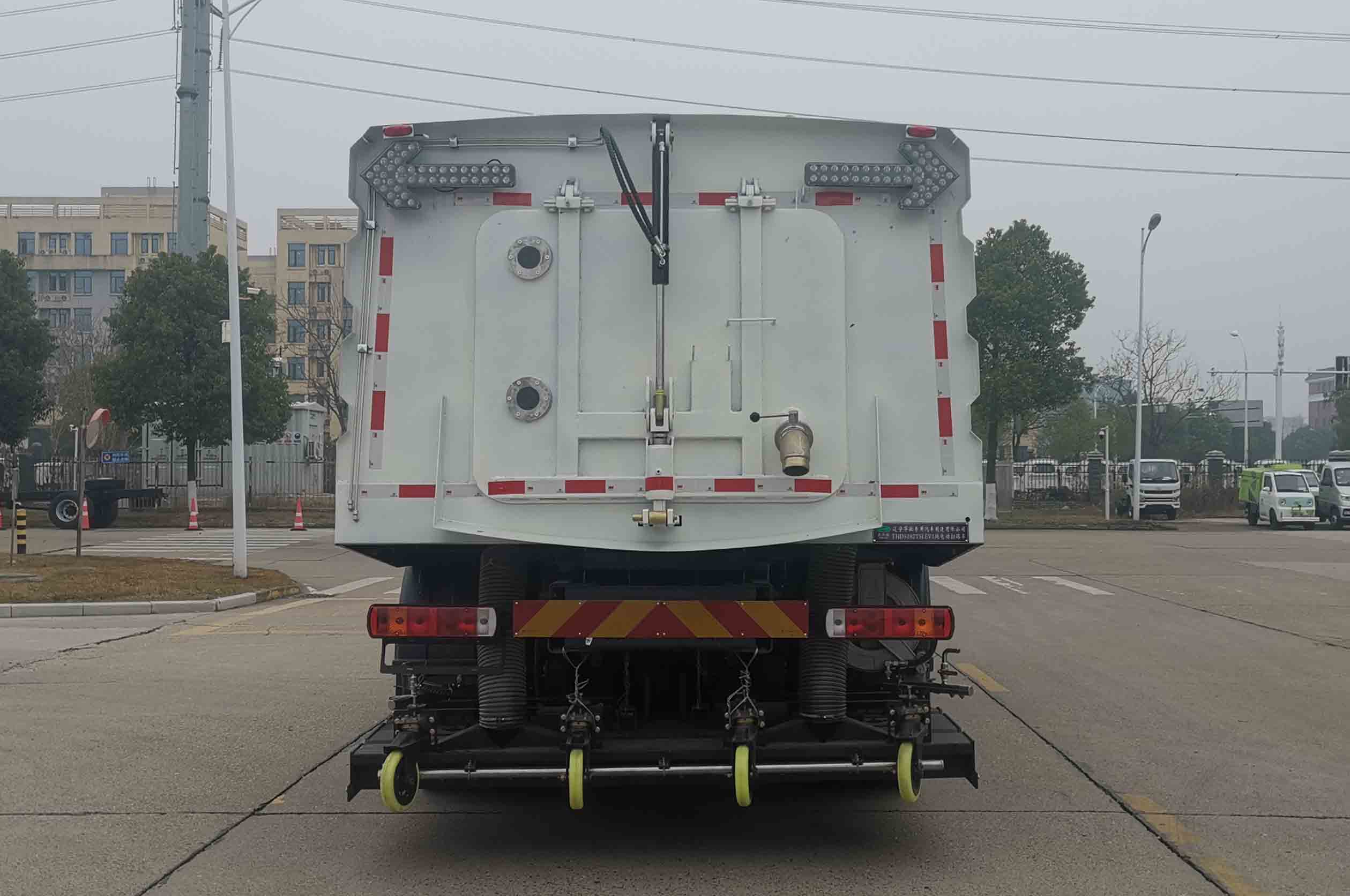 鑫華馳牌THD5182TSLEV1純電動(dòng)掃路車公告圖片