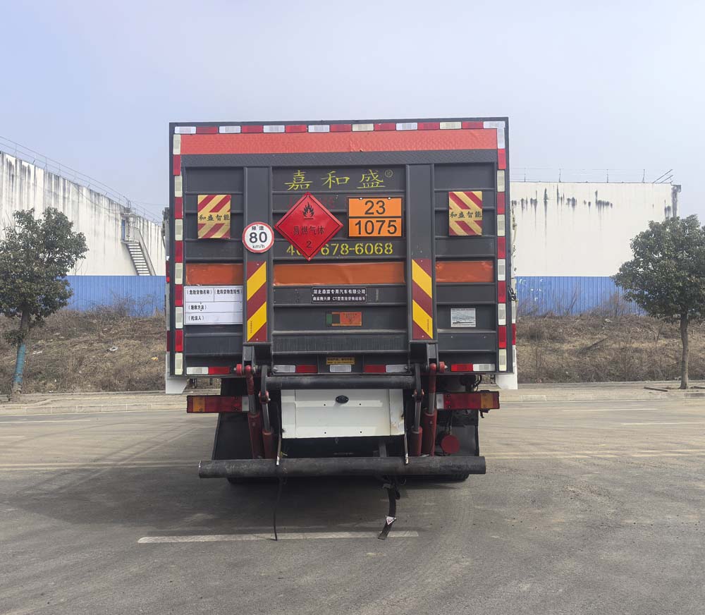 鼎宸腾兴牌DCZ5180CCTPEQ6CT型危险货物运输车公告图片
