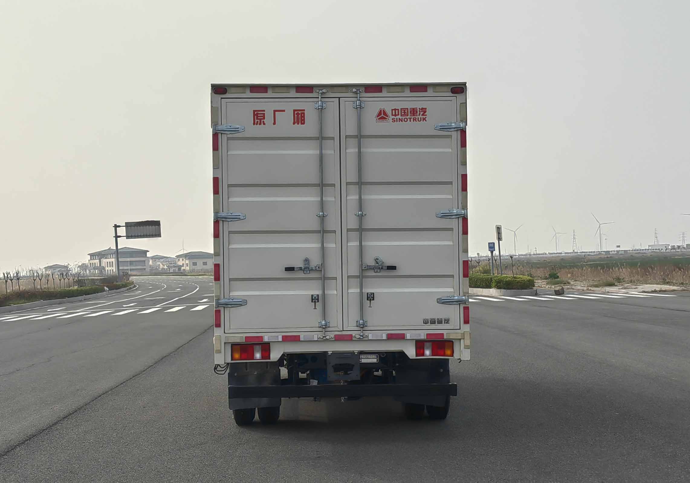 豪沃牌ZZ5047XXYK3615Z1BEV2E纯电动厢式货车公告图片