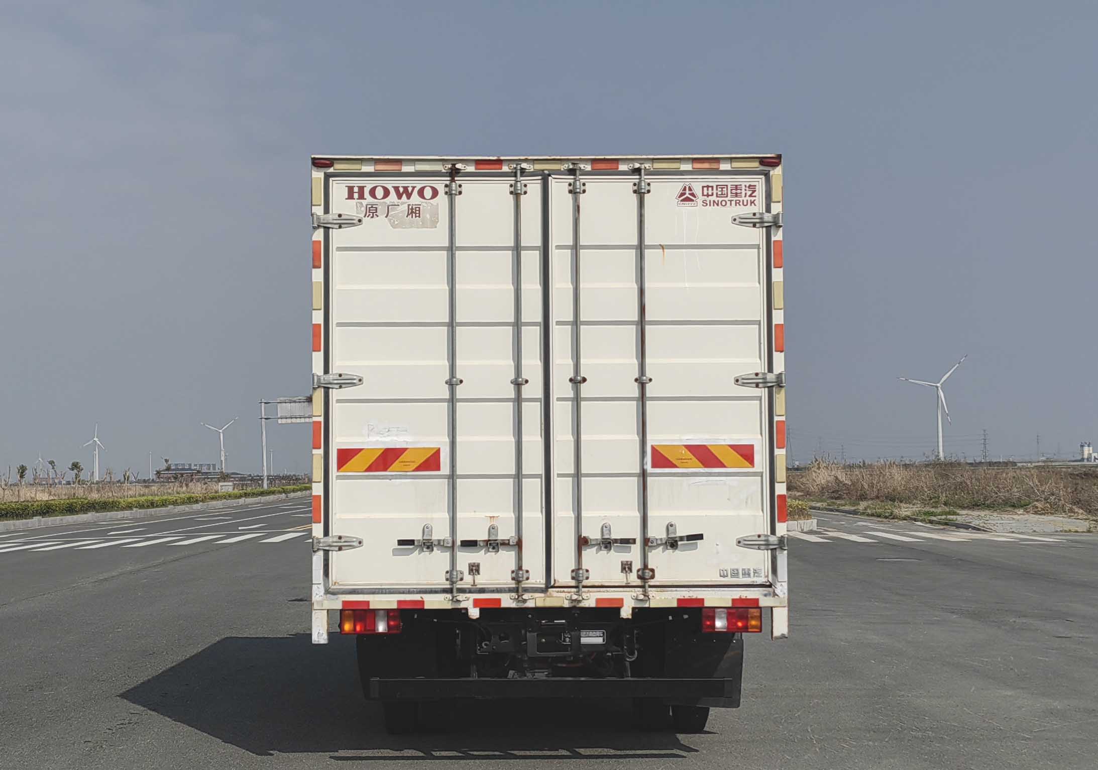 豪沃牌ZZ5147XXYK3815Z1BEV1E纯电动厢式货车公告图片