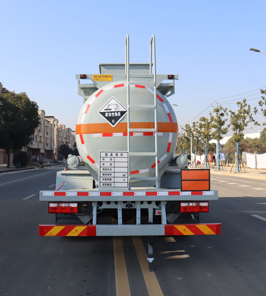 中汽力威牌HLW5180GFWEQ6腐蝕性物品罐式運(yùn)輸車公告圖片