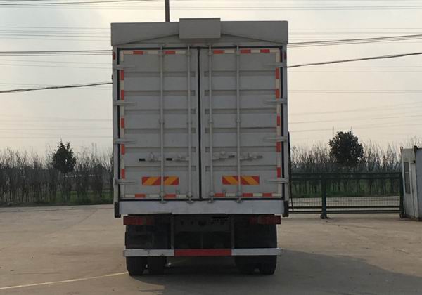 汕德卡牌ZZ5316XYKV466HF1翼開(kāi)啟廂式車(chē)公告圖片