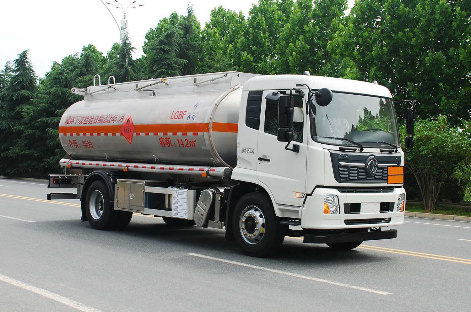 齊星牌QXC5180GYYB鋁合金運(yùn)油車公告圖片