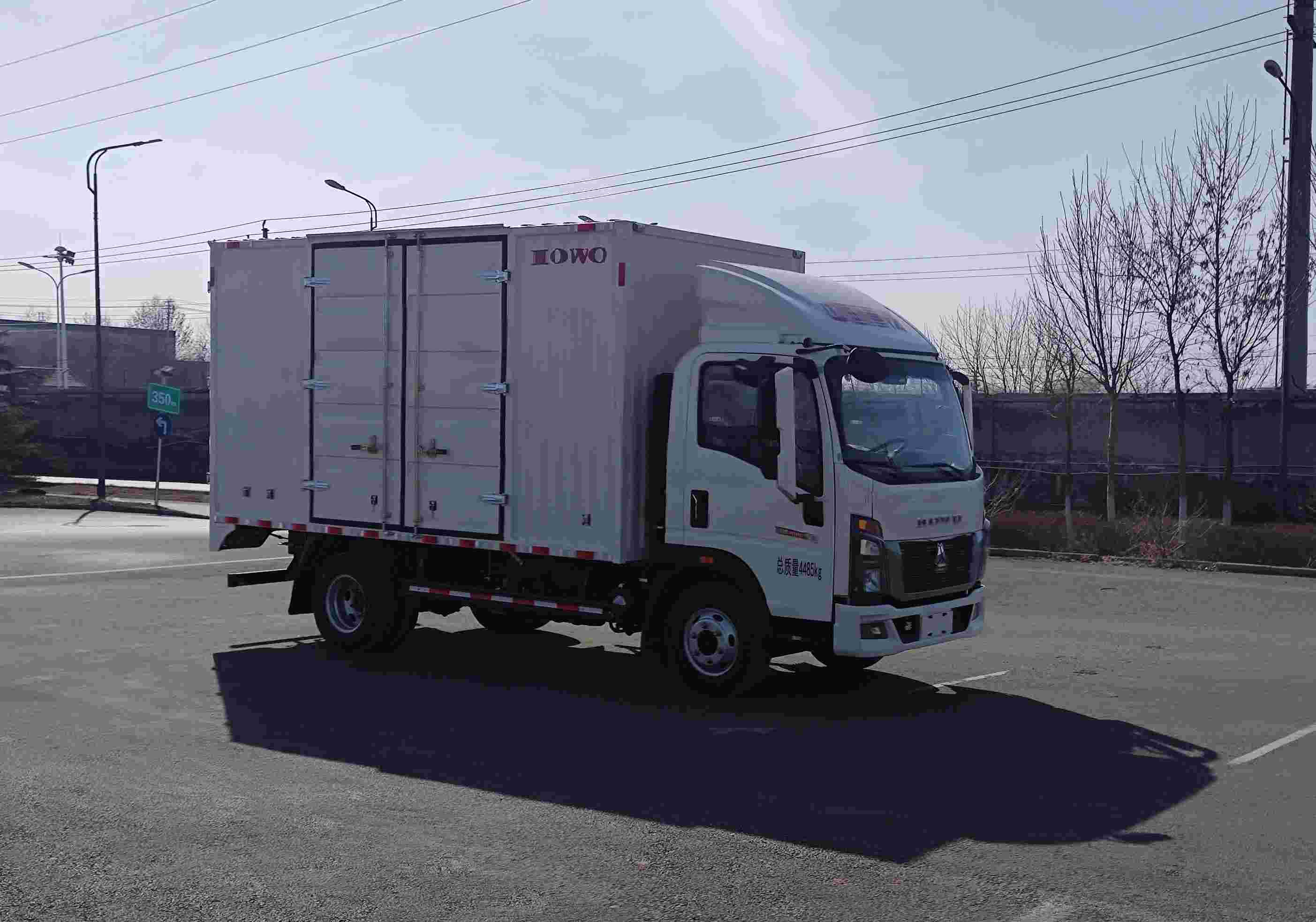 豪沃牌ZZ5047XXYF3215F144廂式運輸車公告圖片