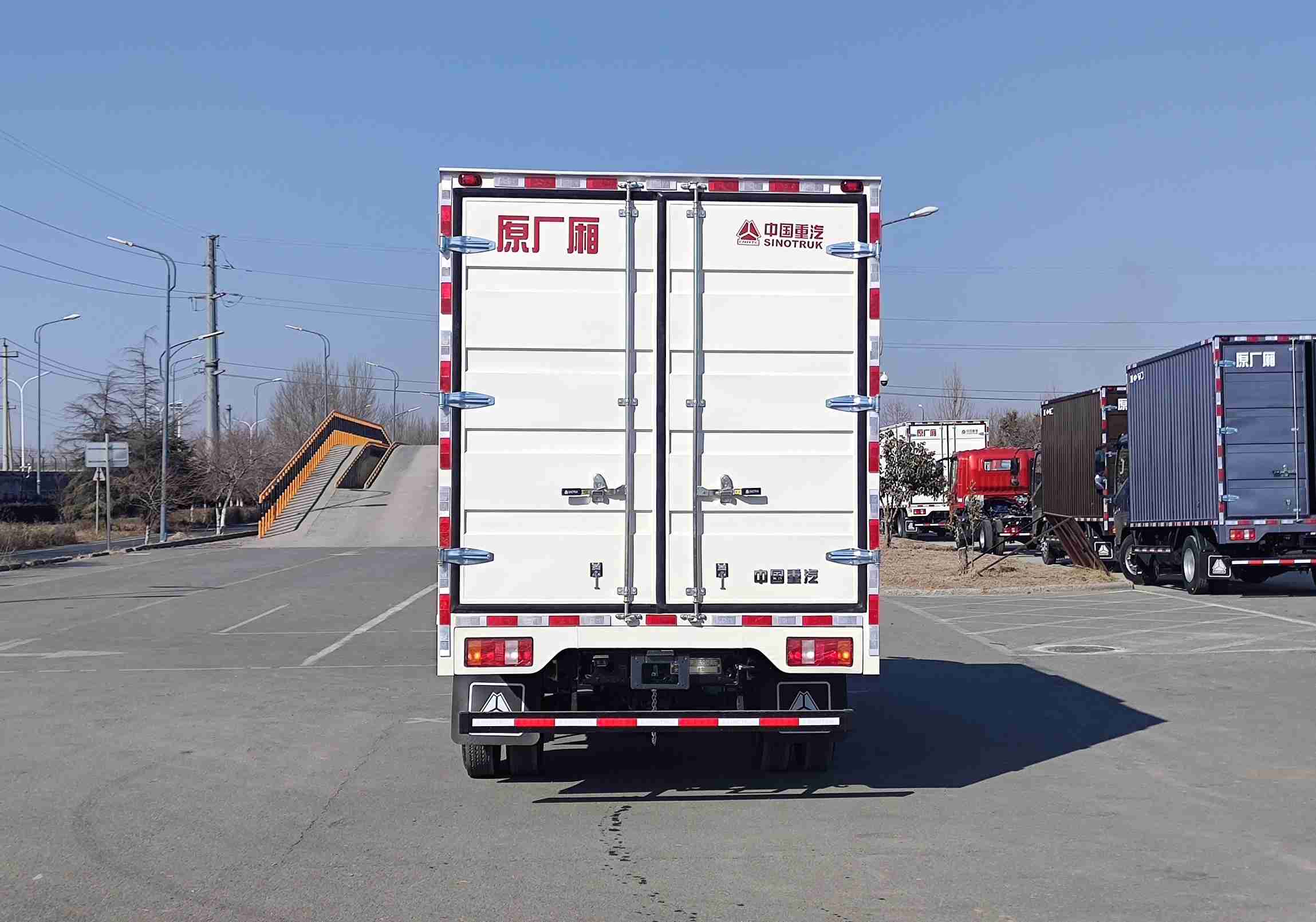豪沃牌ZZ5047XXYF3215F144廂式運輸車公告圖片