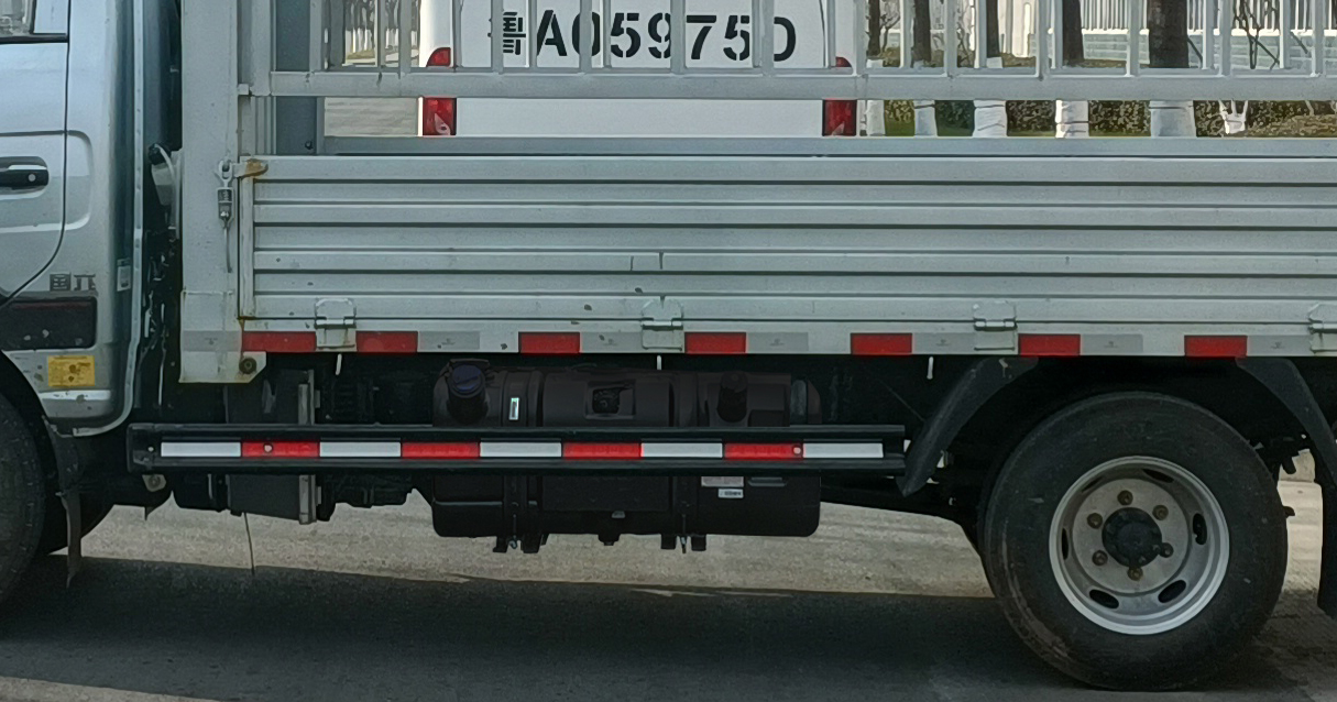豪沃牌ZZ5047CCYF3112F144倉柵式運(yùn)輸車公告圖片