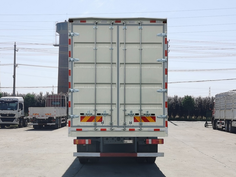 豪沃牌ZZ5317XXYV446KF1廂式運(yùn)輸車公告圖片