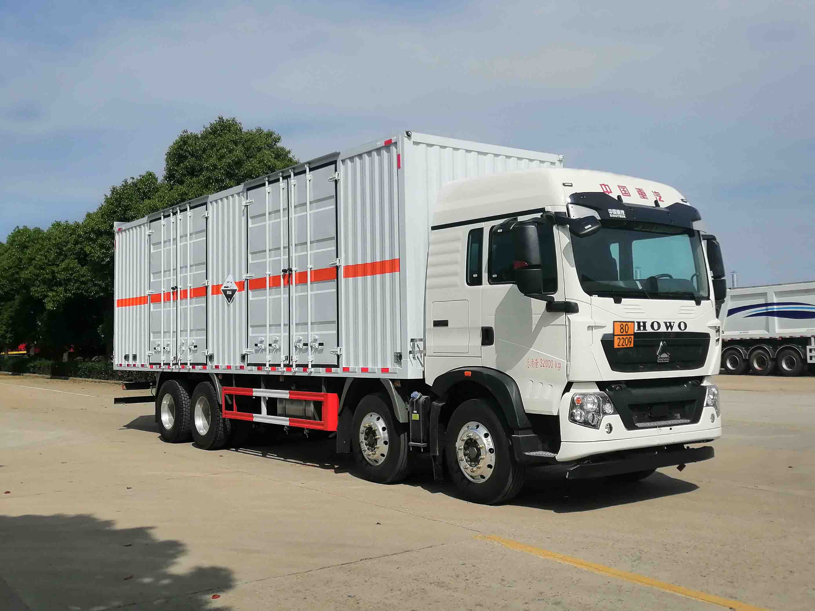 華威馳樂牌SGZ5320XFWZZ6T5腐蝕性物品廂式運(yùn)輸車公告圖片