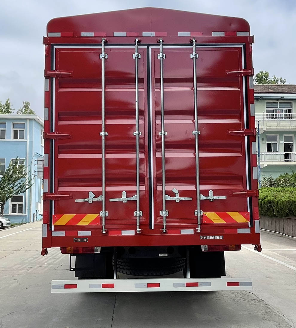 解放牌CA5180CCYP28K2L2E6A80倉(cāng)柵式運(yùn)輸車(chē)公告圖片