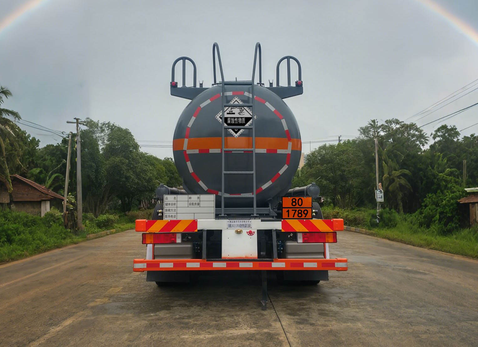 東駒牌LDW5321GFWD6腐蝕性物品罐式運輸車公告圖片