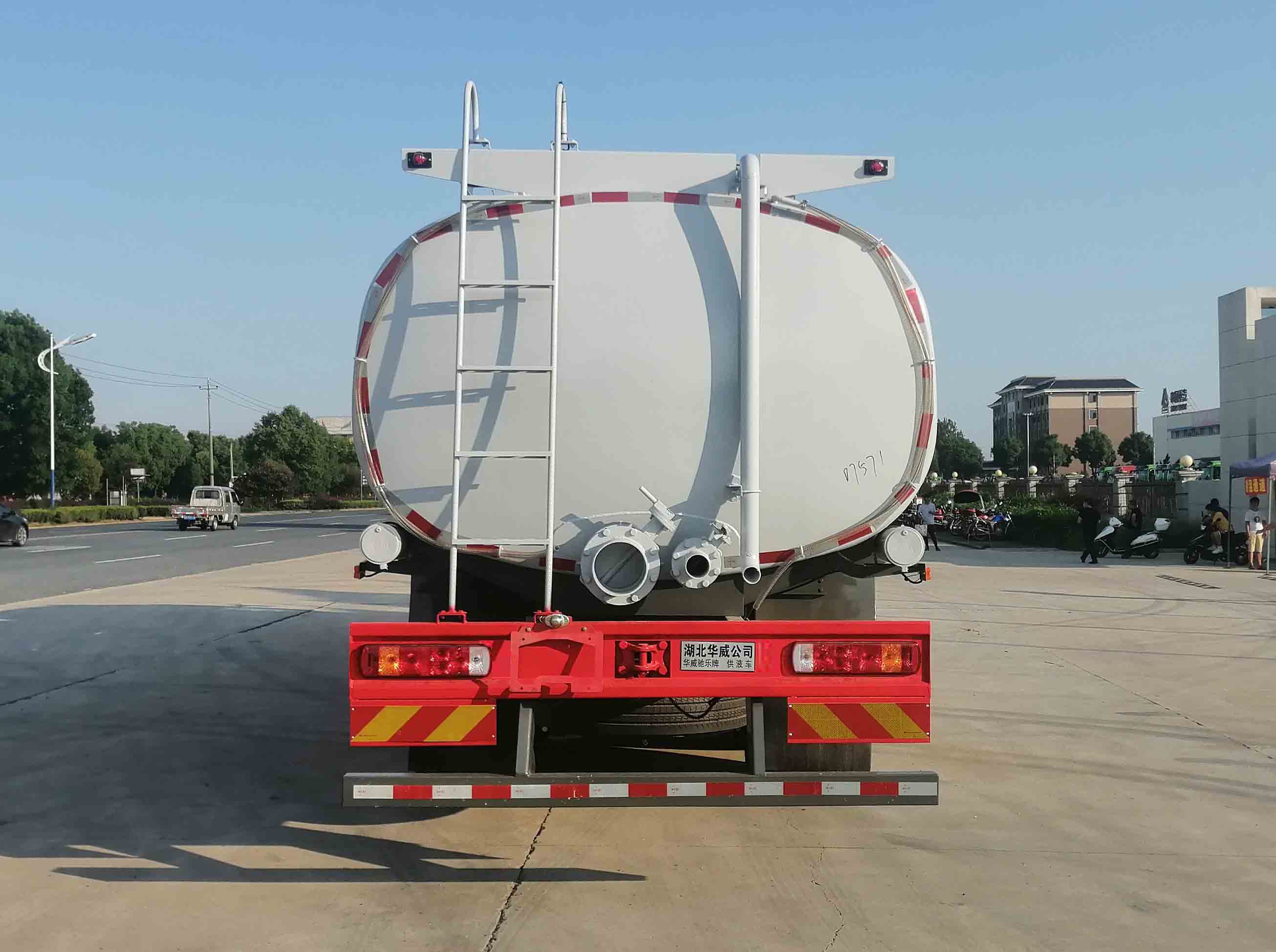 華威馳樂牌SGZ5311TGYZZ6T5供液車公告圖片