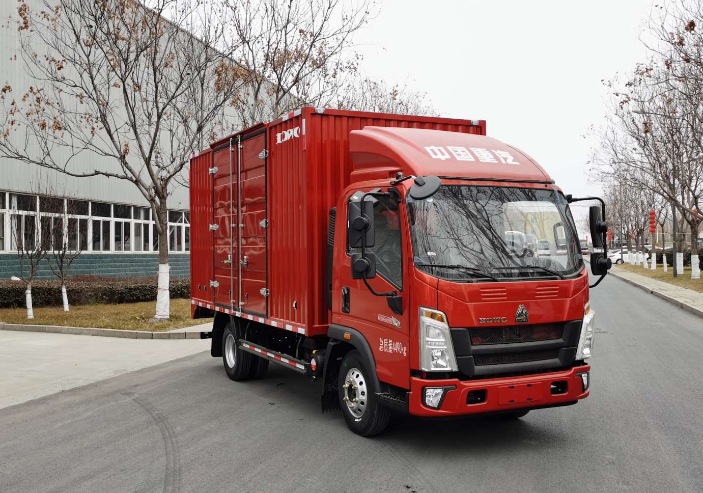 豪沃牌ZZ5047XXYG3215F144B廂式運(yùn)輸車公告圖片