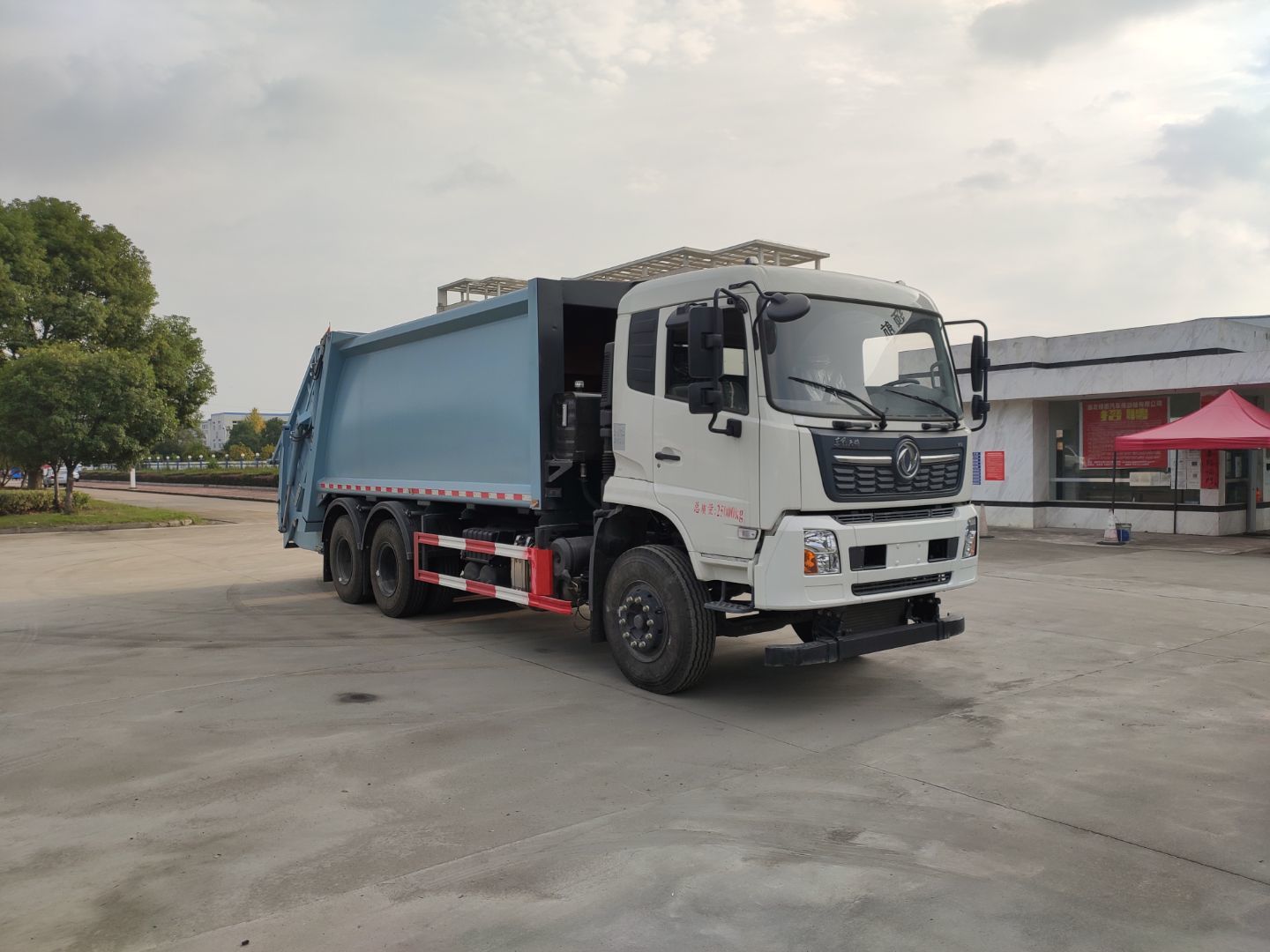 東風(fēng)牌DFZ5250ZYSB6壓縮式垃圾車公告圖片