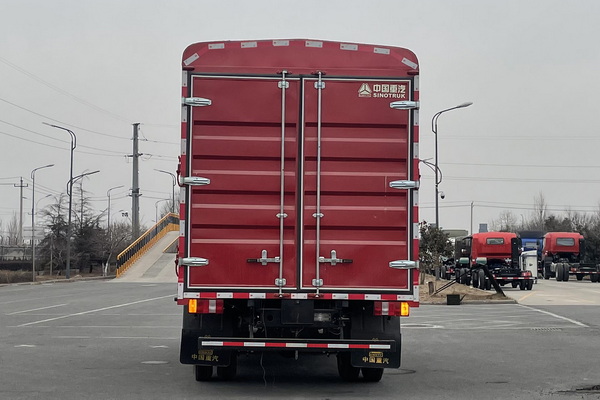 豪沃牌ZZ5047CCYC3314F145倉柵式運(yùn)輸車公告圖片