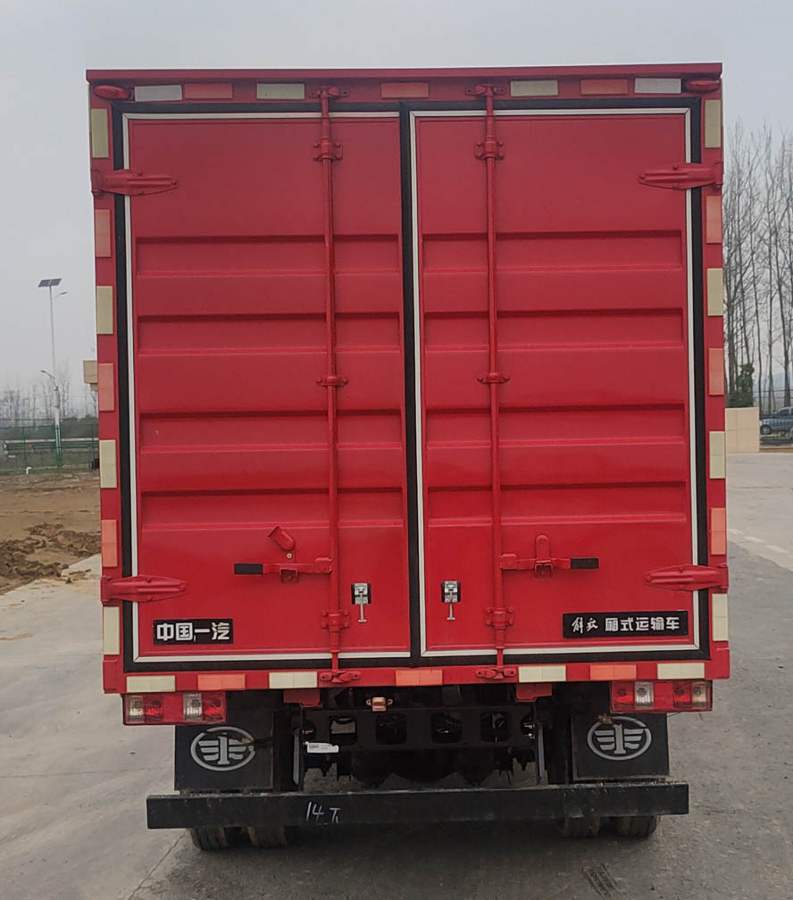 解放牌CA5040XXYP40K51L2RE6A85廂式運(yùn)輸車公告圖片