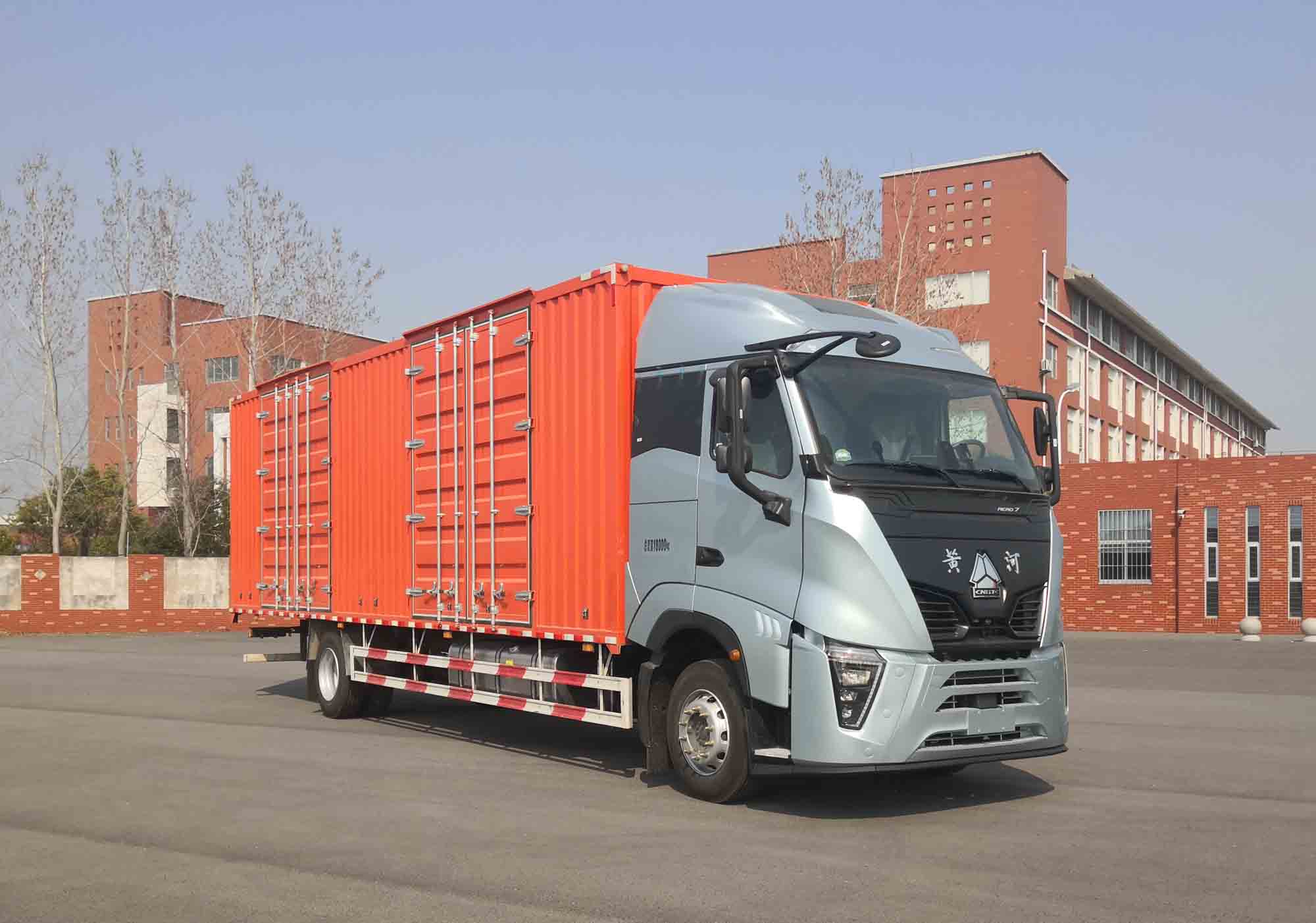 黄河牌ZZ5187XXYN711XF1厢式货车公告图片