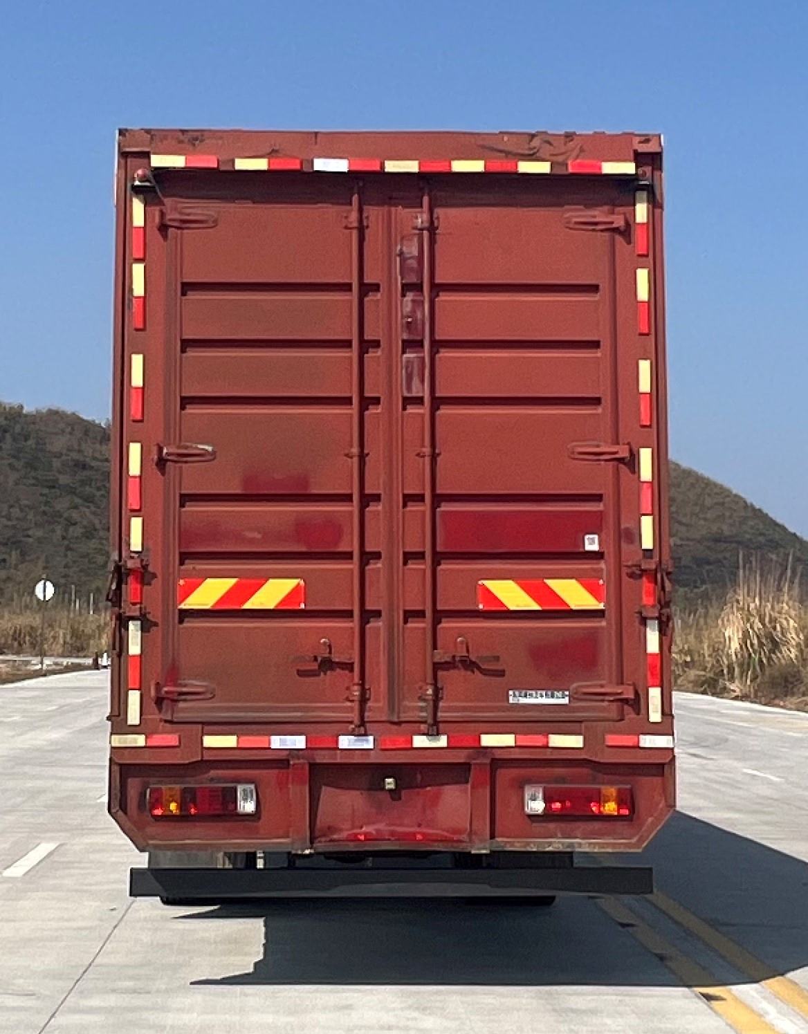 乘龙牌LZ5120XYKM3AZBEV01纯电动翼开启厢式货车公告图片