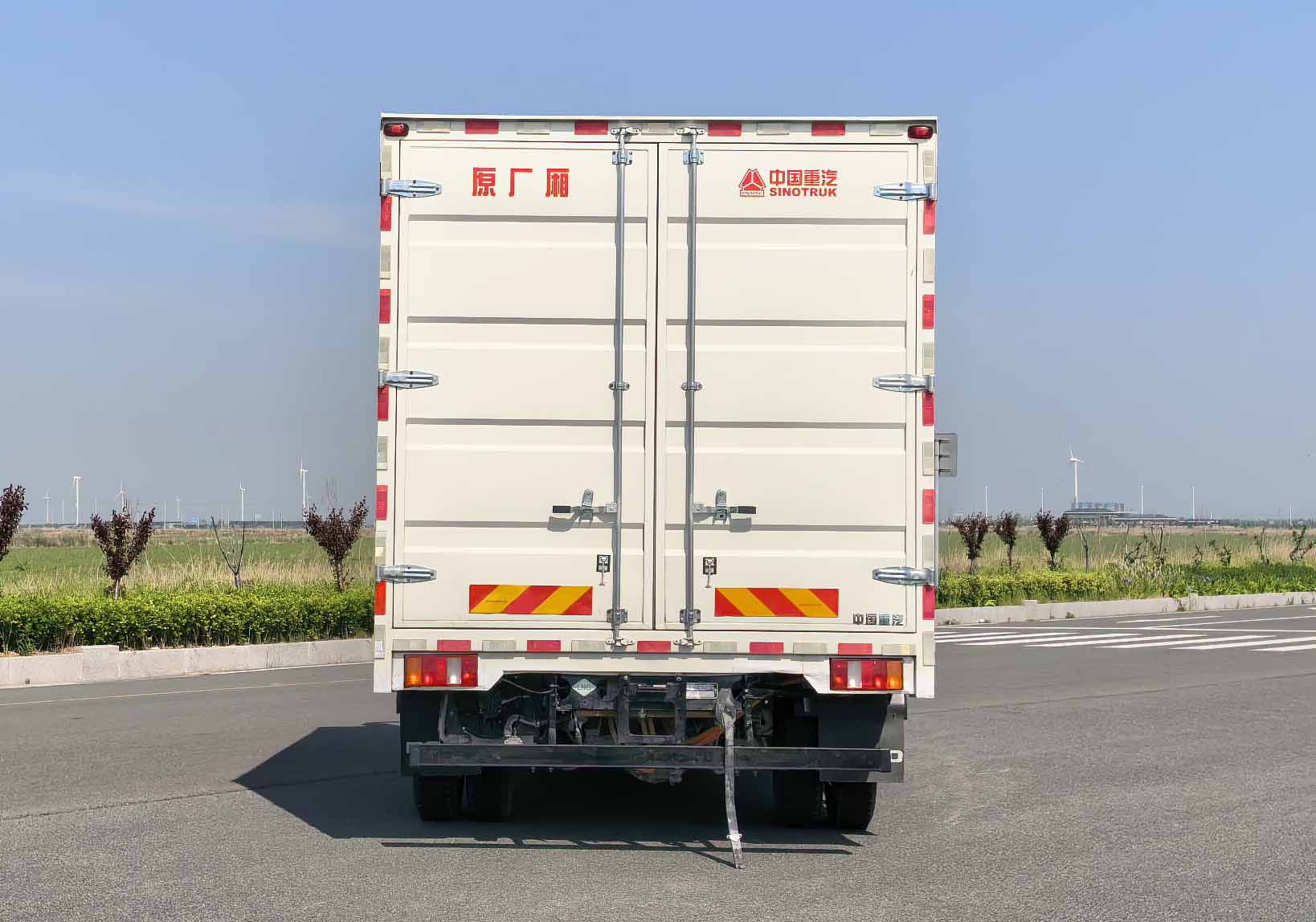 豪沃牌ZZ5147XXYK3815F145LREEV1E插电式增程混合动力厢式货车公告图片