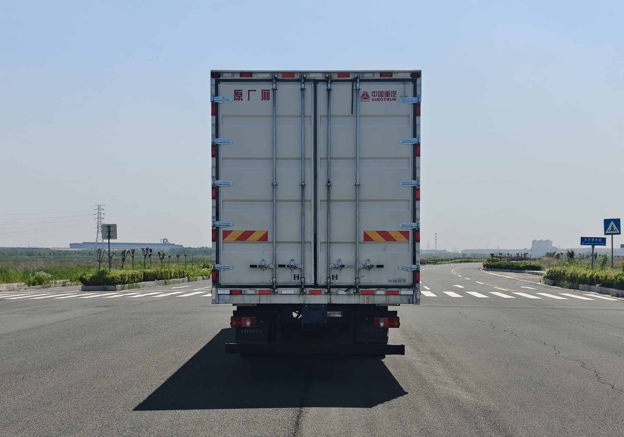 豪沃牌ZZ5187XXYK7115Z1BEVN1纯电动厢式货车公告图片
