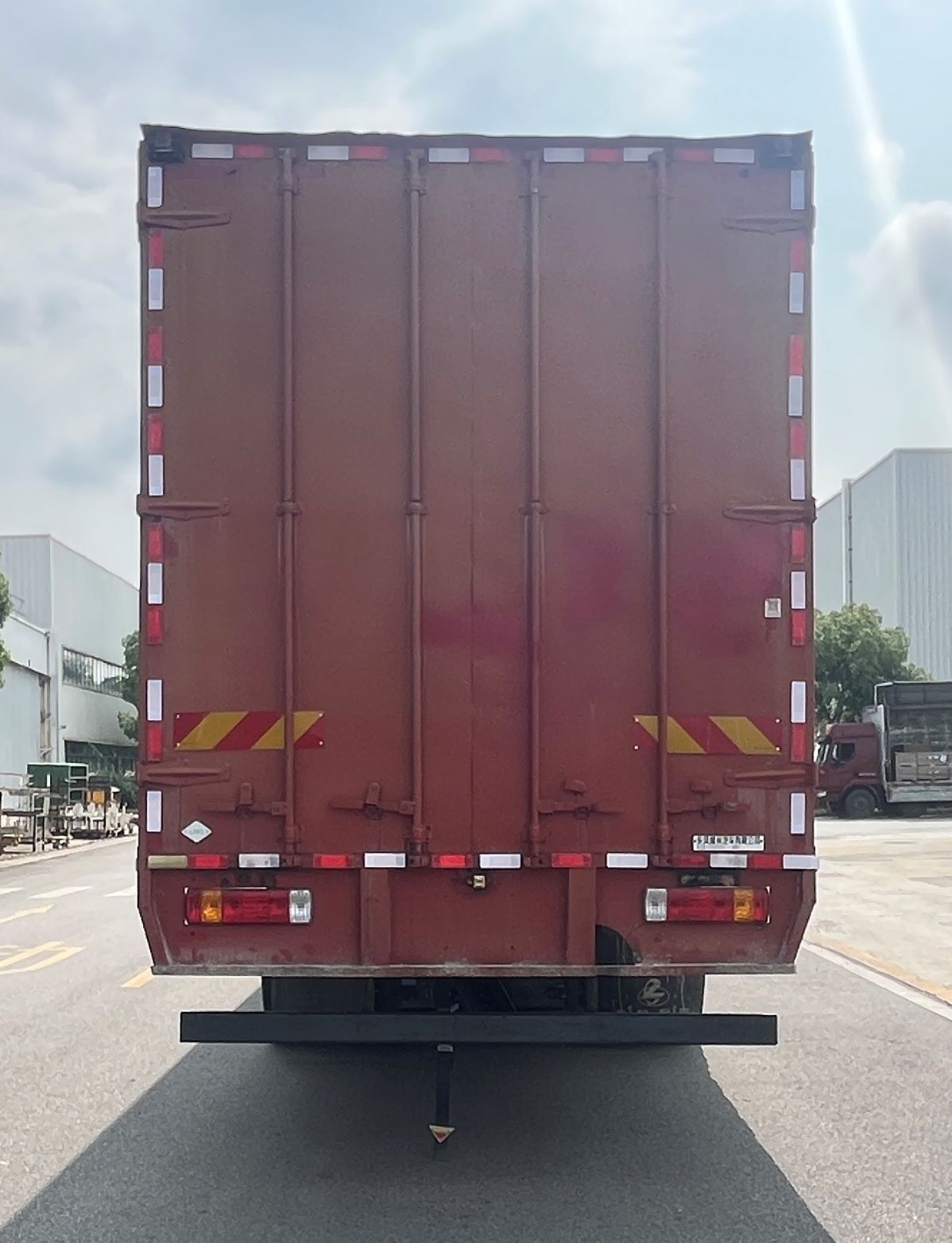 乘龙牌LZ5250XXYH5DM01厢式货车公告图片