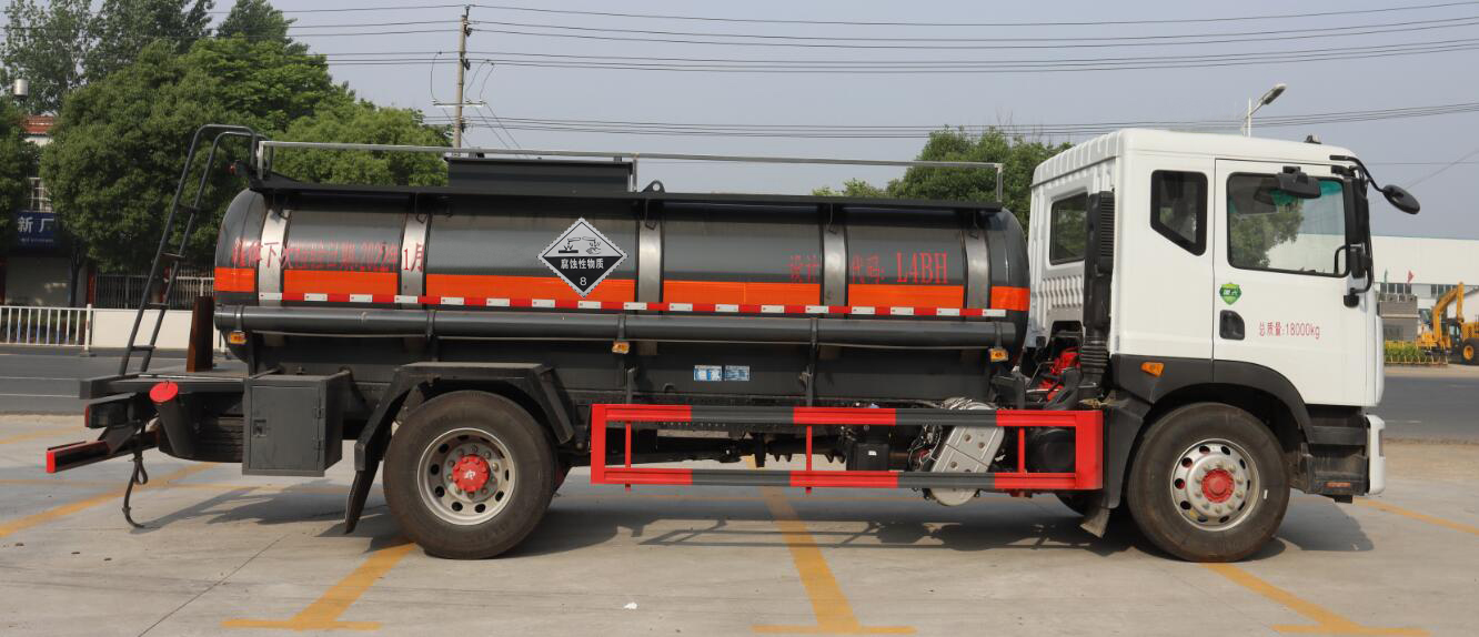 中汽力威牌HLW5181GFWEQ6腐蝕性物品罐式運(yùn)輸車公告圖片