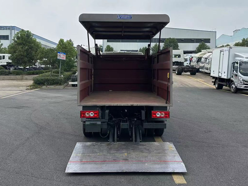 程力威牌CLW5040XTYBHJ密闭式桶装垃圾车公告图片