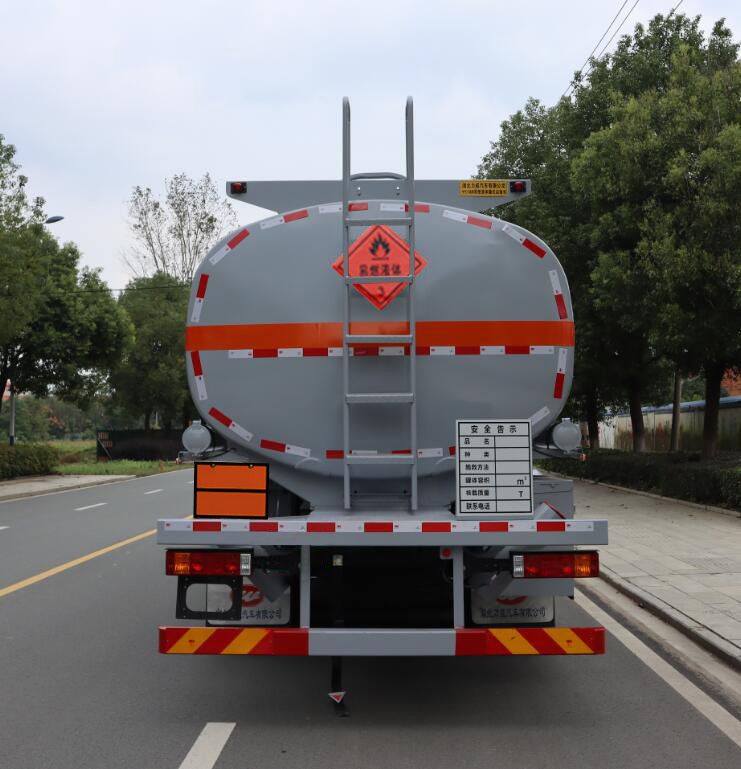中汽力威牌HLW5263GRYS6易燃液體罐式運輸車公告圖片